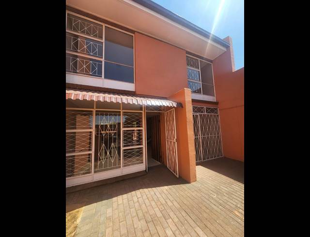 2 BEDROOM TOWNHOUSE FOR SALE IN VANDERBIJLPARK SW 1